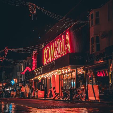 Komedia